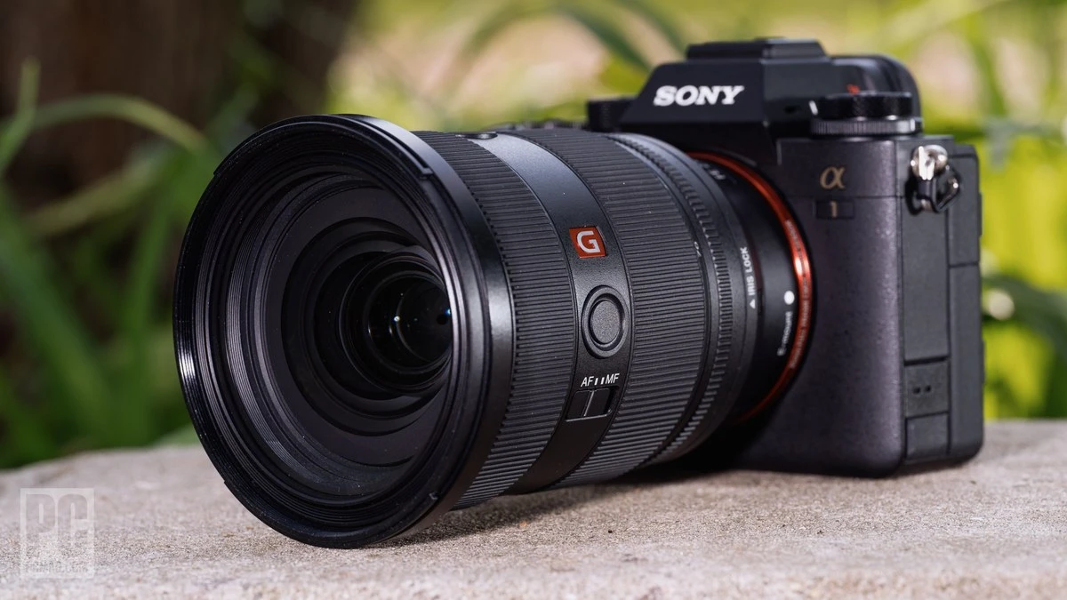 Об'єктив Sony FE 24-70mm f/2.8 GM II на камері Sony A1 на кам'яному парапеті просто неба, демонструє посадку нативного об'єктива та передній оптичний блок