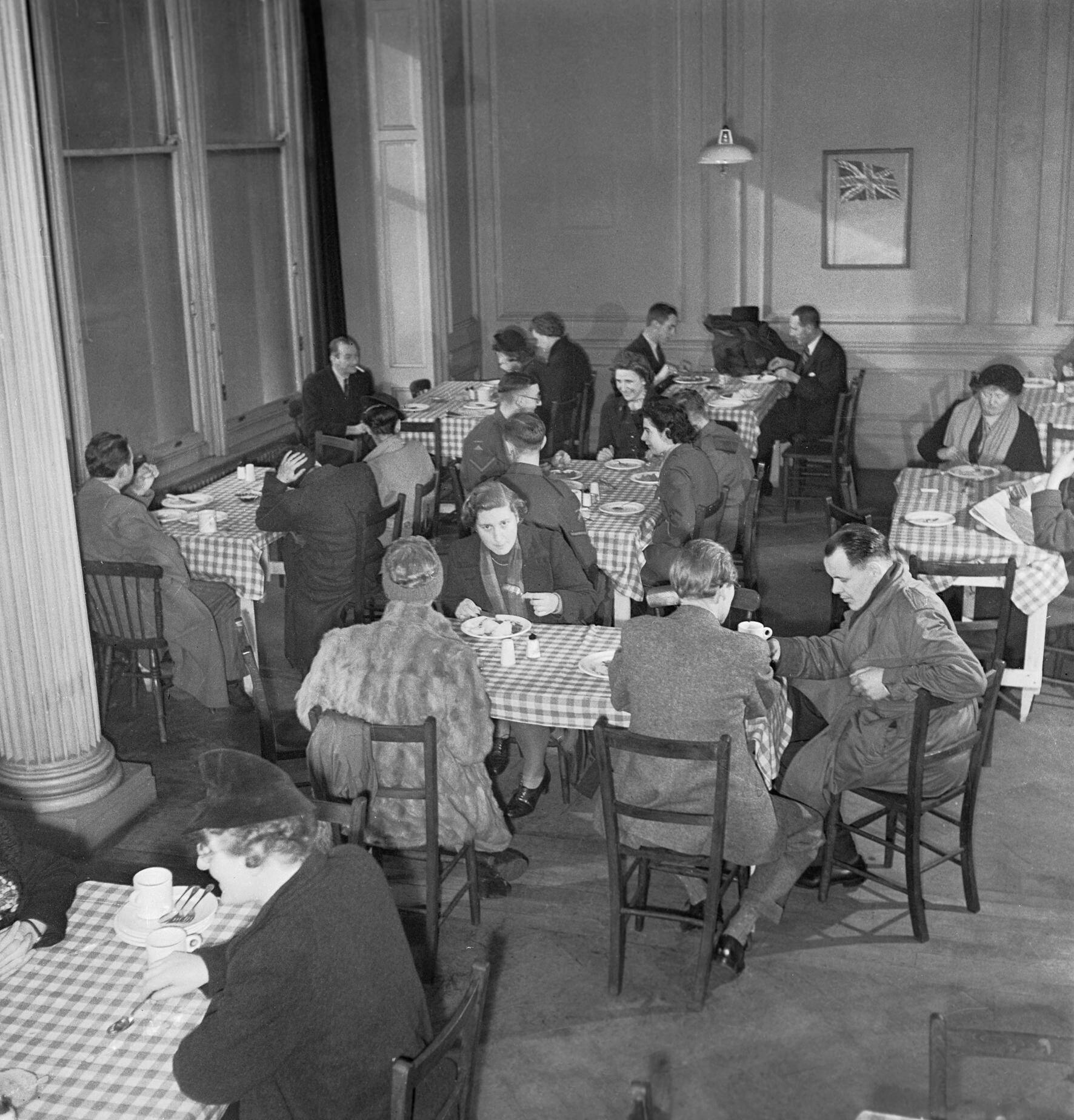 Відвідувачі British Restaurant у Лондоні обідають у 1943 році.