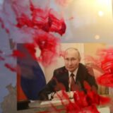 Розмазаний червоною фарбою портрет очільника Росії Володимира Путіна під час антивоєнної акції біля російського посольства в Румунії. Бухарест, 26 лютого 2022 року