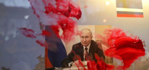 Розмазаний червоною фарбою портрет очільника Росії Володимира Путіна під час антивоєнної акції біля російського посольства в Румунії. Бухарест, 26 лютого 2022 року