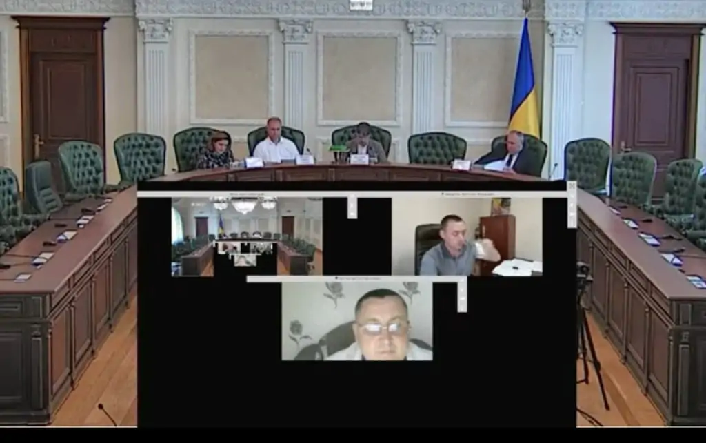 Скріншот трансляції засідання дисциплінарної палати 12 серпня 2026 року, де розглядалась скарга на Мазуренка