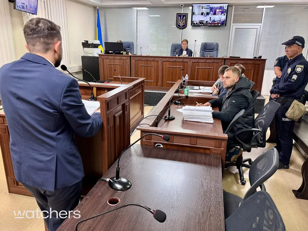 Прокурор Микола Карась виступає у залі суду під час розгляду клопотання щодо обрання запобіжного заходу Кропиві 6 вересня 2026 року. Фото: Стас Юрченко, Watchers