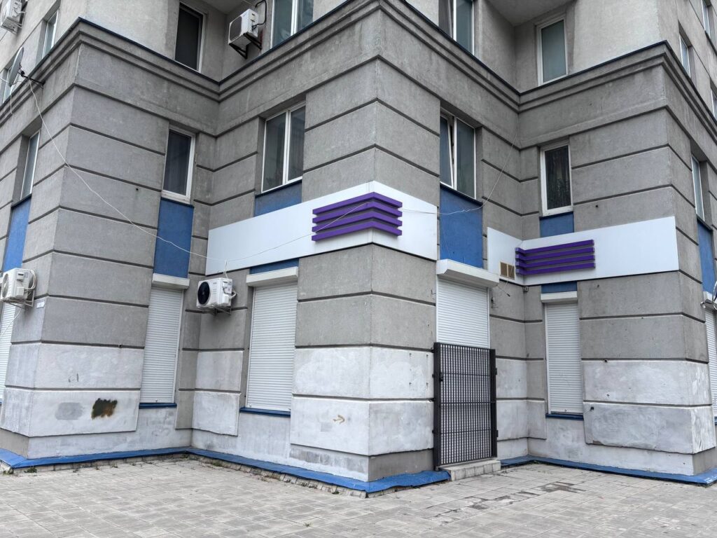 Клініка «Аліса» розташована на першому поверсі багатоповерхового житлового будинку; зараз приміщення клініки зачинене (фото NGL.media)