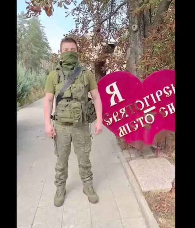 Російський солдат на вулиці Святогірська 