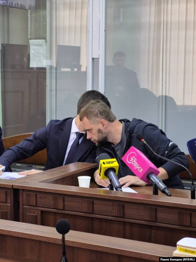 Сергій Кропива радиться з адвокатом під час слухання 16 вересня 2026 року