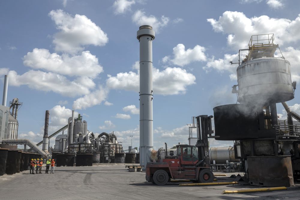 Автонавантажувач розвантажує резервуар з найновішої печі на заводі Carbonex у місті Жіє-сюр-Сен, Франція