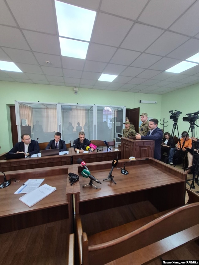 Підозрюваний Сергій Кропива, його адвокати і прокурор (виступає) під час судового засідання щодо перегляду запобіжного заходу. Київ, 15 вересня 2026 року