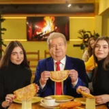 Михайло Поплавський разом з двома ймовірно студентками рекламує ресторан «Пан Чебурек», розташований на трасі Київ-Одеса за 20 км від Києва (Instagram ресторану)