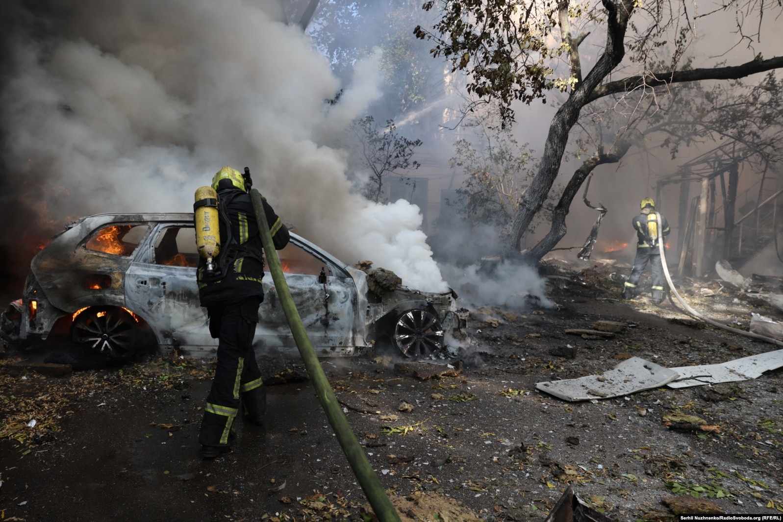 Рятувальники гасять пожежу на місці російського удару по клініці «Добробут». <br><br>У медзакладі <a href="https://www.facebook.com/MCDobrobut/posts/pfbid09HphdMLiGY6JnCgDiSBbr5as61sCA8JmPUToBd17tQVUPsymYW6eNJ6KTiPc1aoil?locale=uk_UA" target="_self" class="wsw__a">повідомили</a>, що внаслідок атаки постраждали семеро людей, шестеро з них – працівники центру. Усім надали медичну допомогу, кількох людей доправили до приймальних відділень мережі