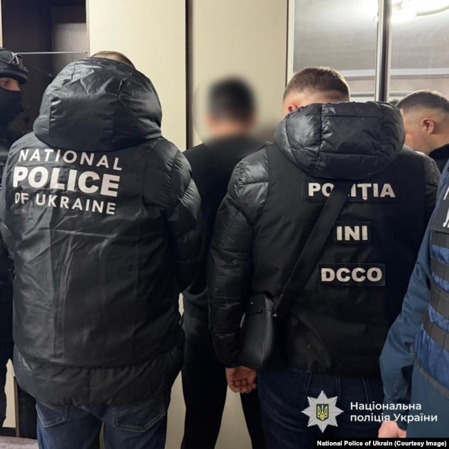 Кадри зі спільної операції молдовської та української поліції під назвою «Енігма 2.0»
