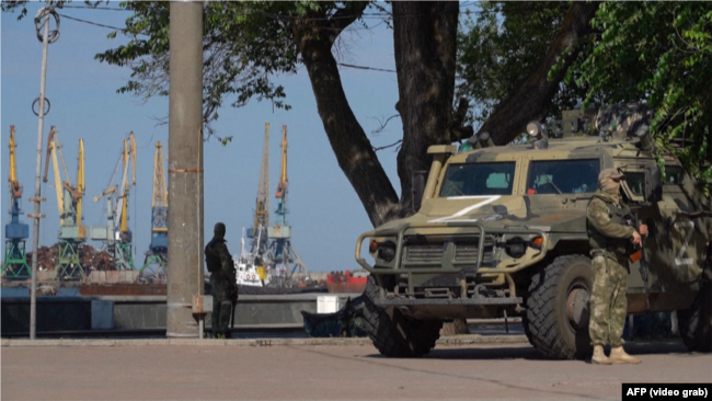 Бердянськ. Російські військові патрулюють порт