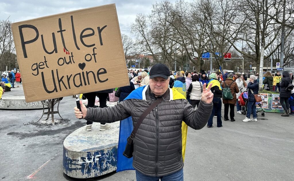 Михайло Тіц з плакатом «Путін, забирайся з України» на мітингу на підтримку України у швейцарському в Берні у 2024 році (фото Facebook)