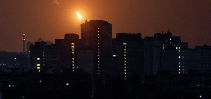 Момент російського ракетного удару по Києву. Перед світанком 26 лютого 2026 року