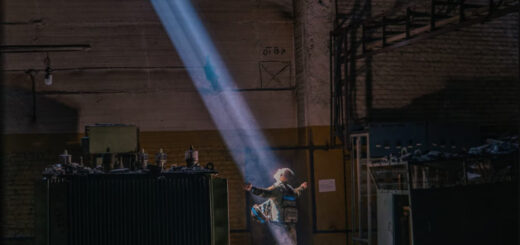 7 травня 2022 року. Бункер «Азовсталі» у Маріуполі. Український боєць у промені світла, яка потрапляє у підземелля через отвір, від влучення російської бомби. Світлина оборонця «Азовсталі» Дмитра Козацького