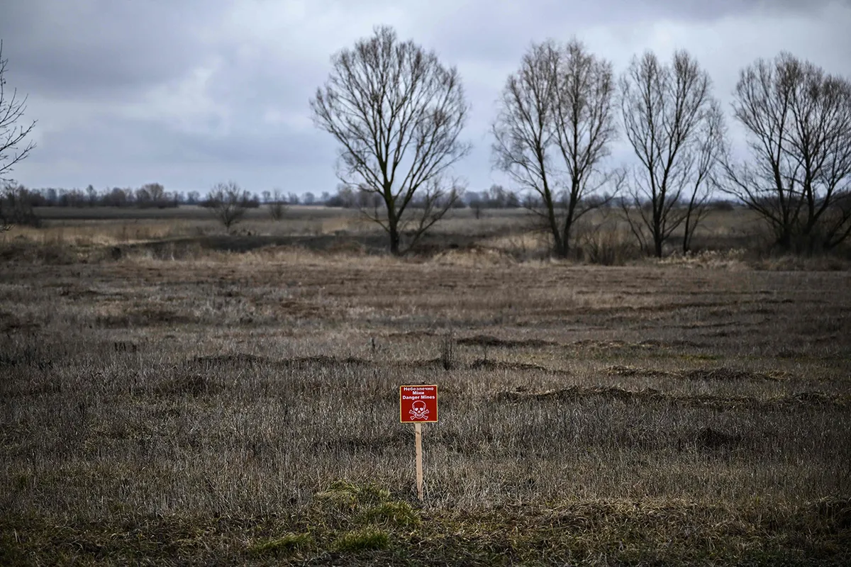 Заминированное поле в Нежинском районе. 3 марта 2022 года Фото: Aris Messinis / AFP / Scanpix / LETA