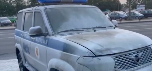 Автомобиль сотрудников милиции после поджога. Скриншот из видео в телеграм-канале «МВД Беларуси»