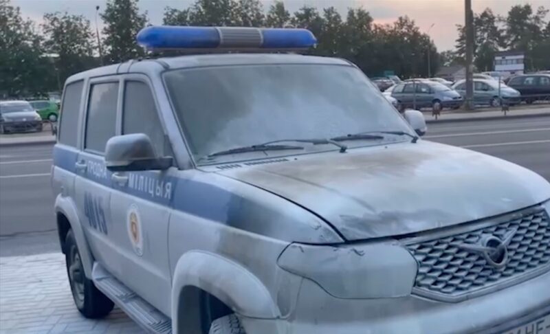 Автомобиль сотрудников милиции после поджога. Скриншот из видео в телеграм-канале «МВД Беларуси»