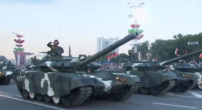 Российские танки на улицах Минска: что показал парад зависимости Беларуси