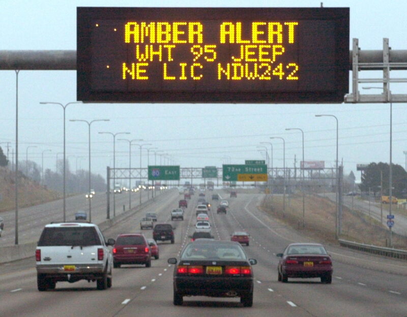 Система AMBER Alert оповещает водителей. Множество похищений происходит с помощью автомобилей Фото AP