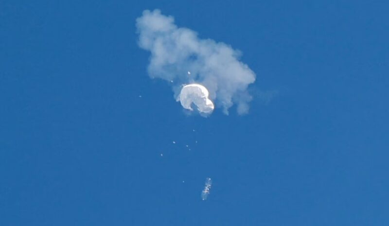 Передбачувана китайська повітряна куля-шпигун дрейфує до океану після того, як у суботу її збили американські військові біля узбережжя Серфсайд-Біч, штат Південна Кароліна. (Randall Hill/Reuters)