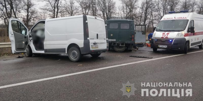 в Олешківському районі на виїзді з с.Раденськ сталося зіткнення двох автомобілів