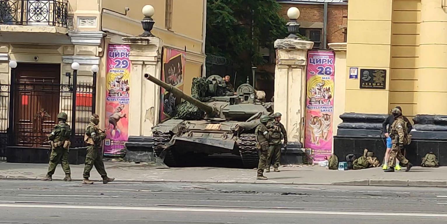 Пригожинський танк т-90 застряглий у воротах ростовського цирку