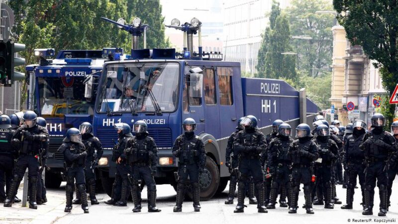 Как работает немецкая полиция на митингах: чаще уговаривает, реже бьет
