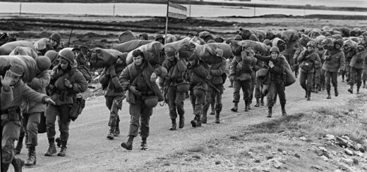 Аргентинские солдаты занимают британскую военную базу на Фолклендах.