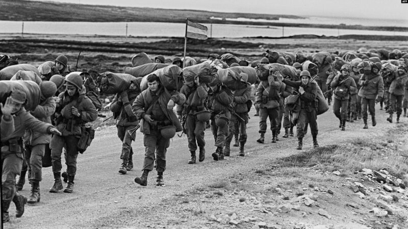 Аргентинские солдаты занимают британскую военную базу на Фолклендах.