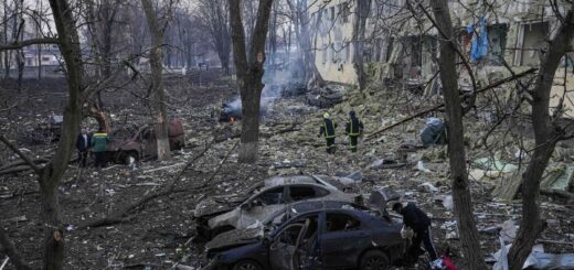 Украинские волонтеры на территории разрушенного родильного дома в Мариуполе, 9 марта 2022 года. Фото: Evgeniy Maloletka / AP