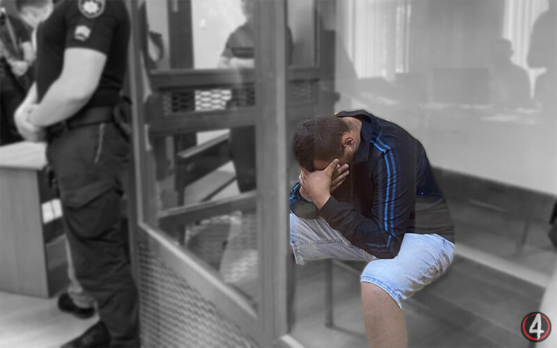 Поліцейський спецпідрозділу поліції Львівщини на лаві підсудних приховує своє обличчя. Його підозрюють у розбої та умисному вбивстві у Рівному Джерело Четверта влада