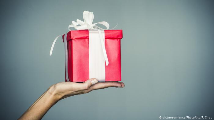Запретные подарки в немецких школах: сравните с украинскими школьными поборами