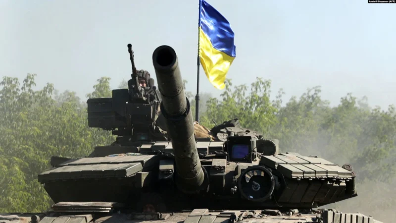 Українські військовослужбовці їдуть на танку по дорозі на Луганщині 21 червня 2022 року