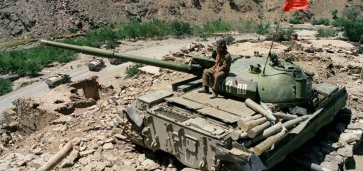 Подбитый советский танк Т-64 в Афганистане, 1989 год