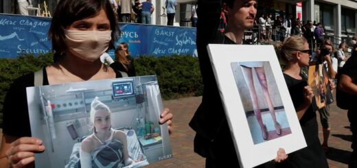 Демонстранти в Мінську з фото людей, яких побили білоруські правоохоронці за участь у протестах