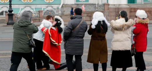 Китайские туристы на прогулке по Санкт-Петербургу. Фото: EPA-EFE/ANATOLY MALTSEV