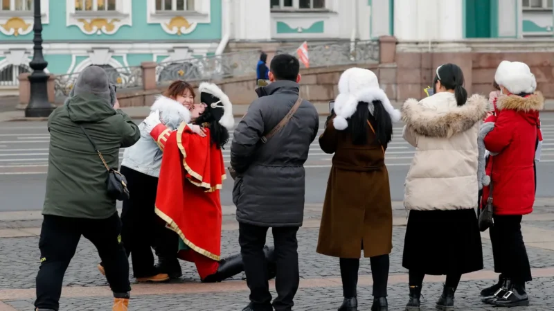 Китайские туристы на прогулке по Санкт-Петербургу. Фото: EPA-EFE/ANATOLY MALTSEV