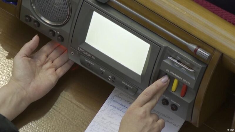 Конец "кнопкодавства" в Раде: почему сенсорную кнопку внедряли аж 13 лет
