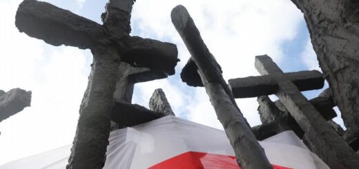 Памятник погибшим и убитым на востоке. Установлен в Варшаве в память о жертвах советского вторжения в Польшу во время Второй мировой войны и последующих репрессий. Был открыт 17 сентября 1995 года