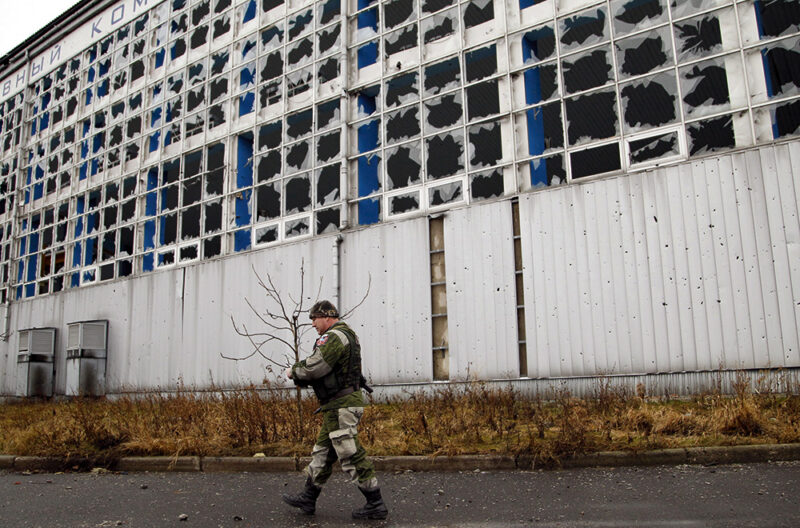 Доба мародерства: Чому поглиблюється економічна криза на окупованому Донбасі