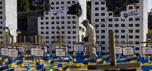 Україна має демонструвати Заходу свою здатність розслідувати воєнні злочини. На фото - інсталяція у Варшаві, що символізує злочинні дії РФ. Фото AFP/East News