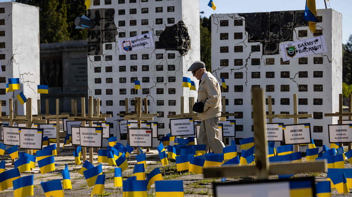 Україна має демонструвати Заходу свою здатність розслідувати воєнні злочини. На фото - інсталяція у Варшаві, що символізує злочинні дії РФ. Фото AFP/East News