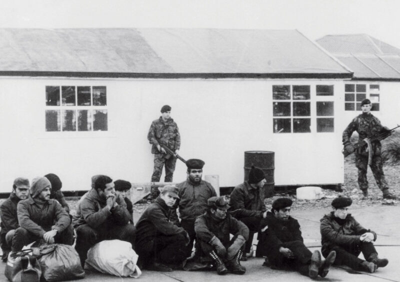 Пленные аргентинские военнослужащие на Фолклендских островах