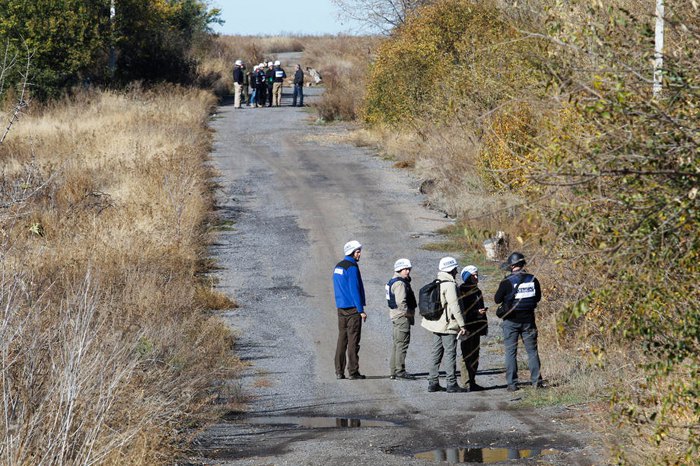 Фото: EPA/UPGСпостерігачі ОБСЄ перевіряють ситуацію в с. Петрівське, Донецька обл., 09 жовтня 2019.