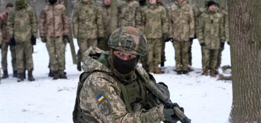 Военный инструктор тренирует местных добровольцев в Украине, январь 2022 года
