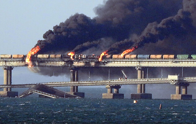 Міф про «непотопляємий авіаносець Крим» остаточно згорів у пожежі на Кримському мосту