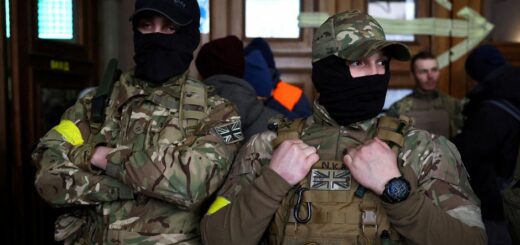Багато іноземців - добровольців уже зголосилися зі зброєю в руках захищати Україну від російського вторгнення. DW поспілкувалася з деякими іноземцями, які прибули до України з метою воювати проти військ РФ.