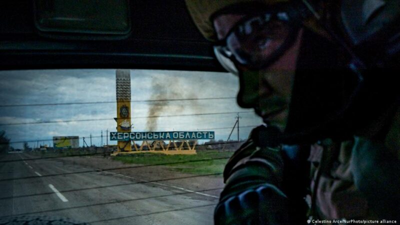 Украинский военнослужащий на границе с Херсонской областью