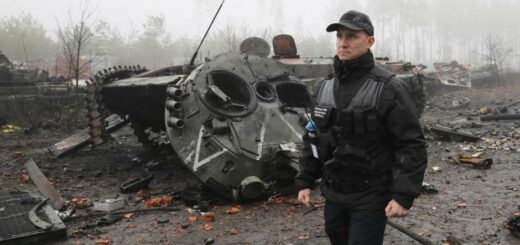 Керівник поліції Київщини Андрій Нєбитов на фоні знищеної військової техніки