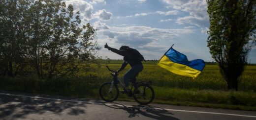 Велосипедист на сільській дорозі між Миколаївщиною і окупованою Херсонщиною